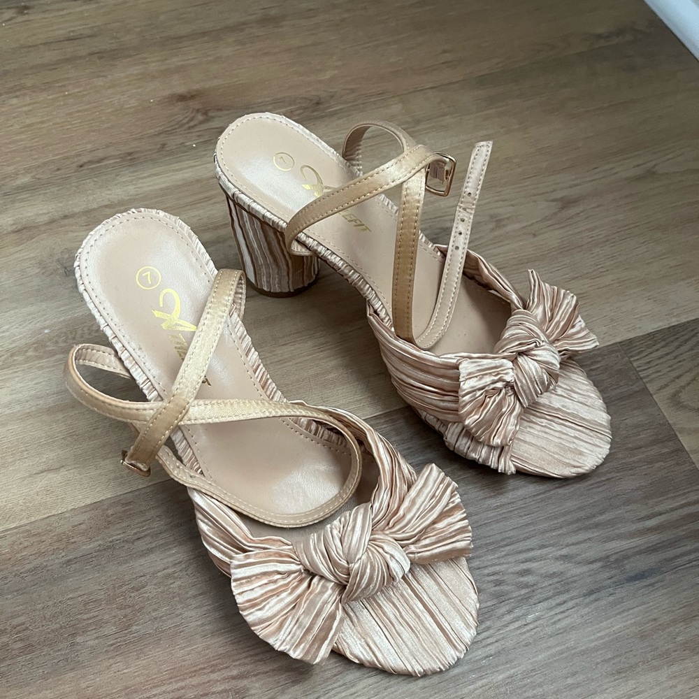 Elegant Gold Women's Heeled Sandals with Bow